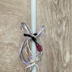 Λευκή στρογγυλή λαμπάδα με κρεμαστό αυγουλάκι για τον λαιμό