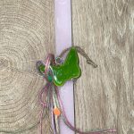 Τετράγωνη ροζ λαμπάδα με ξύλινη πράσινη πεταλούδα