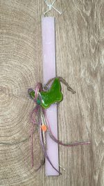 Τετράγωνη ροζ λαμπάδα με ξύλινη πράσινη πεταλούδα