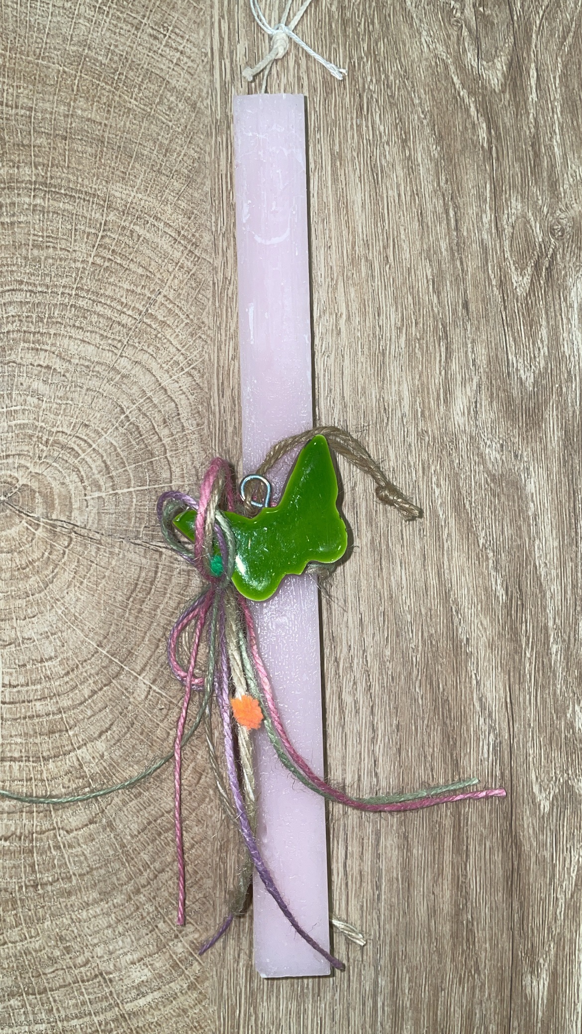 A98613A1-92E6-4003-869B-8A0A6923D589 Τετράγωνη ροζ λαμπάδα με ξύλινη πράσινη πεταλούδα - Image 1