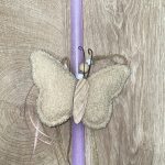 Μωβ ιριζέ λαμπάδα με διακοσμητική πεταλούδα υφασμάτινη