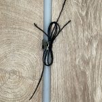 Λευκή στρογγυλή λαμπάδα με μεταλλικό αυτοκινητάκι