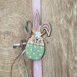 Τετράγωνη ροζ λαμπάδα με ξύλινο κουνελάκι