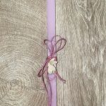 Τετράγωνη ροζ λαμπάδα με μεταλλικό λευκό κουνέλι