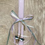 Ροζ τετράγωνη λαμπάδα με κρεμαστή λιβελούλα για τον λαιμό