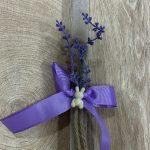 Μπεζ τετράγωνη λαμπάδα με λεβάντα και μικρό κουνελάκι