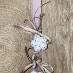 Ροζ τετράγωνη λαμπάδα με μεταλλικά λουλούδια