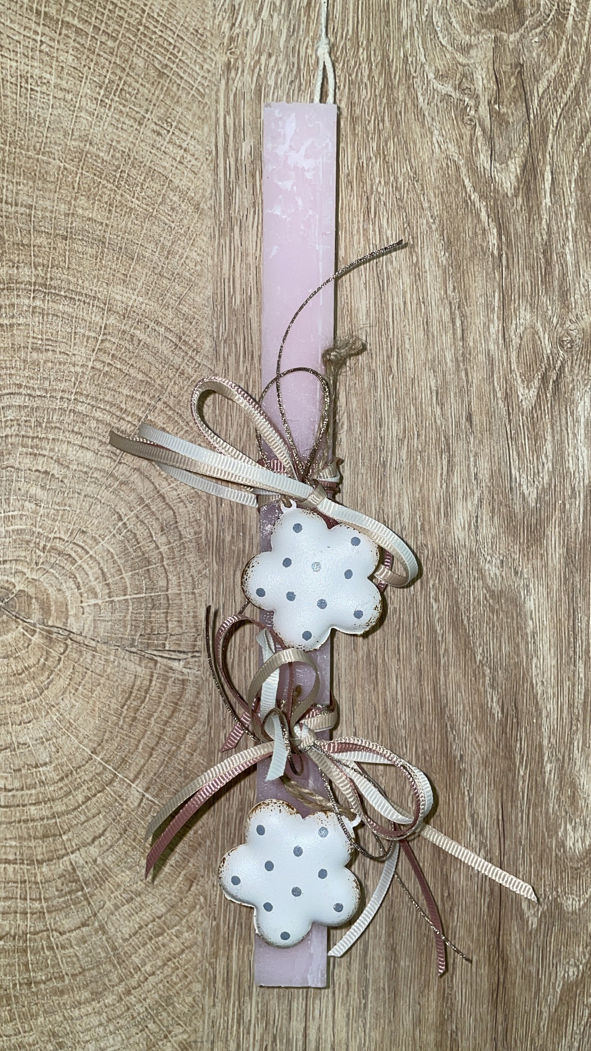 C18CF9B0-FBD7-4698-A88A-B9FDC8EFDFA0 Ροζ τετράγωνη λαμπάδα με μεταλλικά λουλούδια - Image 1