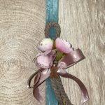 Τετράγωνη μπλε λαμπάδα με μπουκέτο υφασμάτινα λουλούδια