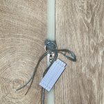 Λευκή τετράγωνη λαμπάδα με μπρελόκ κανονικό λευκό μέτρο ξύλινο