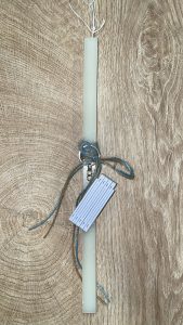 Λευκή τετράγωνη λαμπάδα με μπρελόκ κανονικό λευκό μέτρο ξύλινο