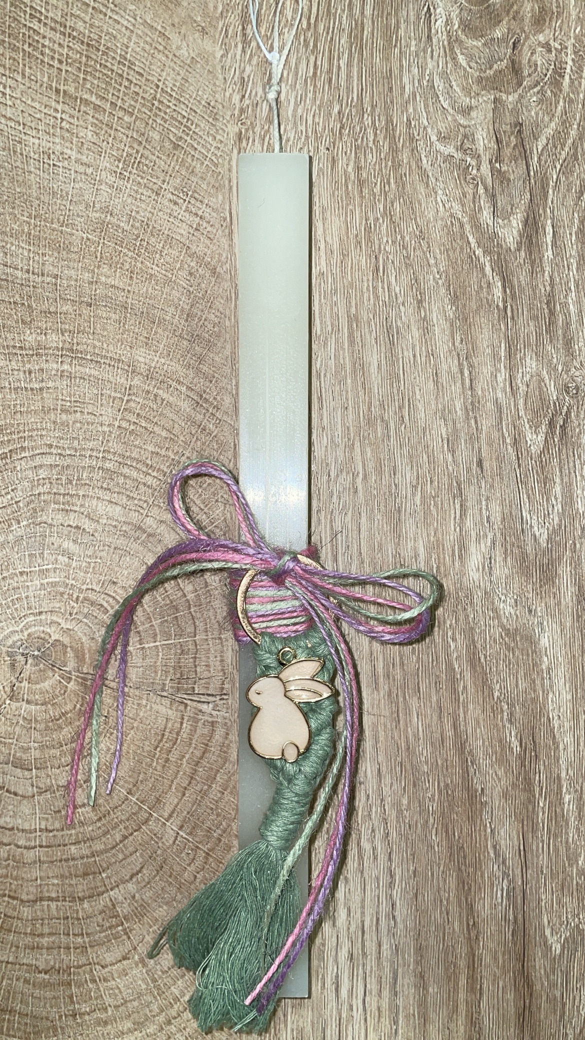 Λευκή τετράγωνη λαμπάδα με μπρελόκ με κουνελάκι