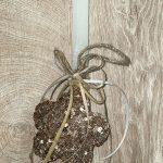 Λευκή τετράγωνη λαμπάδα με διακοσμητικό λουλούδι με glitter