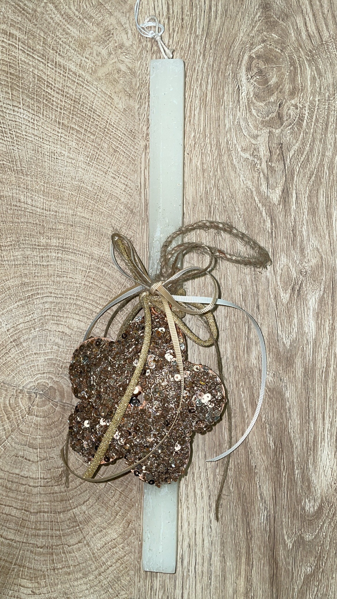 CF461DFE-B6C2-4A7B-B6BC-88F1F786371F Λευκή τετράγωνη λαμπάδα με διακοσμητικό λουλούδι με glitter - Image 1