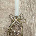 Λευκή τετράγωνη λαμπάδα με διακοσμητικό αυγό με glitter