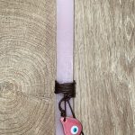 Ροζ τετράγωνη λαμπάδα με κρεμαστό ματάκι για τον λαιμό