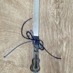 Λευκή τετράγωνη λαμπάδα με μπρελόκ κιθάρα