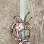 Μπεζ τετράγωνη λαμπάδα με μεταλλικά λουλούδια