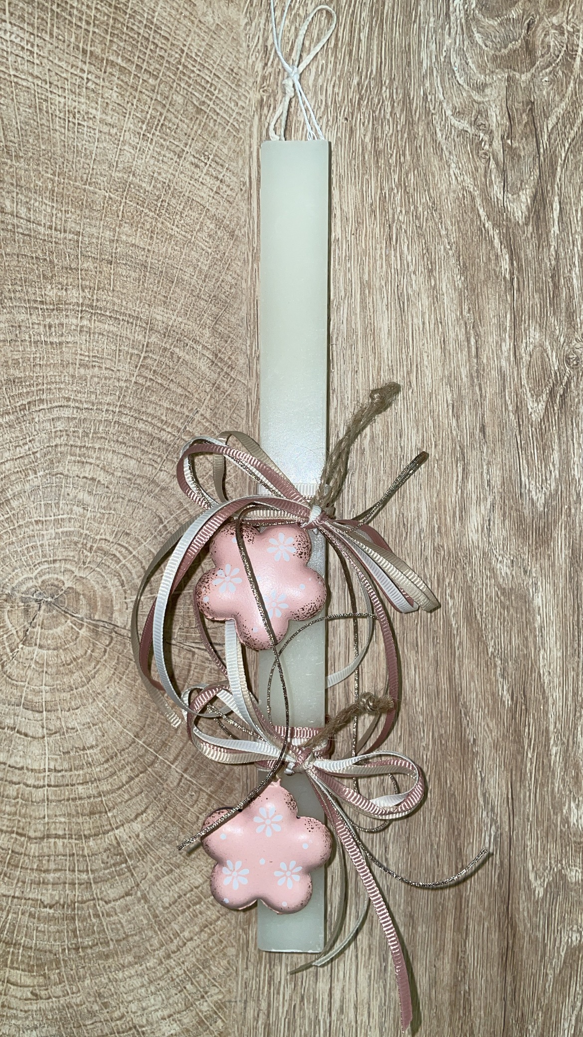 DA867976-F84F-494D-9305-7D99E7B5D0D8 Μπεζ τετράγωνη λαμπάδα με μεταλλικά λουλούδια - Image 1