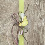 Κίτρινη τετράγωνη λαμπάδα με μεταλλικό πουλάκι πουά