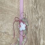 Ροζ τετράγωνη λαμπάδα με μεταλλικό πουά λουλουδάκι