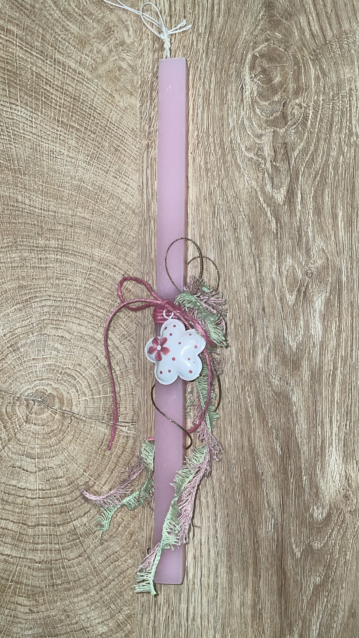 DD7A809E-EF78-405F-9025-ABEE1FF98648 Ροζ τετράγωνη λαμπάδα με μεταλλικό πουά λουλουδάκι - Image 1