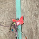 Τετράγωνη γαλάζια λαμπάδα με ξύλινη κόκκινη πεταλούδα