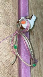 Τετράγωνη φούξια λαμπάδα με ξύλινο λευκό πουλάκι - Image 2