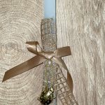 Μπεζ τετράγωνη λαμπάδα με μεταλλική πασχαλίτσα