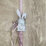 Ροζ στρογγυλή ιριζέ λαμπάδα με διακοσμητικό κουνελάκι με πούπουλα