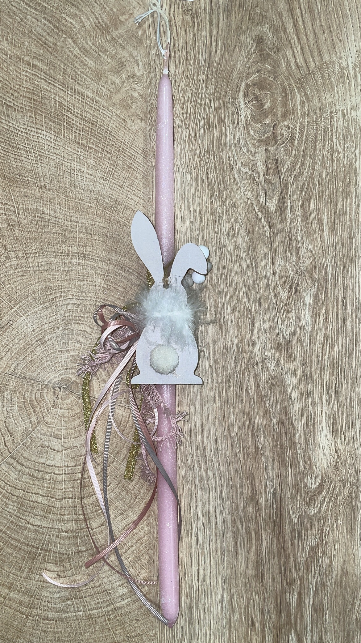 F008C278-1A46-4E0E-BE46-70254BC2F1C0 Ροζ στρογγυλή ιριζέ λαμπάδα με διακοσμητικό κουνελάκι με πούπουλα - Image 1