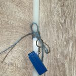 Λευκή τετράγωνη λαμπάδα με μπρελόκ κανονικό μπλε μέτρο ξύλινο