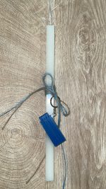 Λευκή τετράγωνη λαμπάδα με μπρελόκ κανονικό μπλε μέτρο ξύλινο