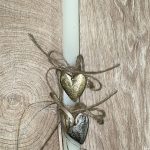 Μπεζ τετράγωνη λαμπάδα με μεταλλικές καρδιές