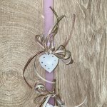 Ροζ στρογγυλή λαμπάδα με μεταλλικό λουλούδι και καρδιά